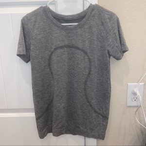 LULULEMON SIZE 8 SHORT SLEEVE TOP